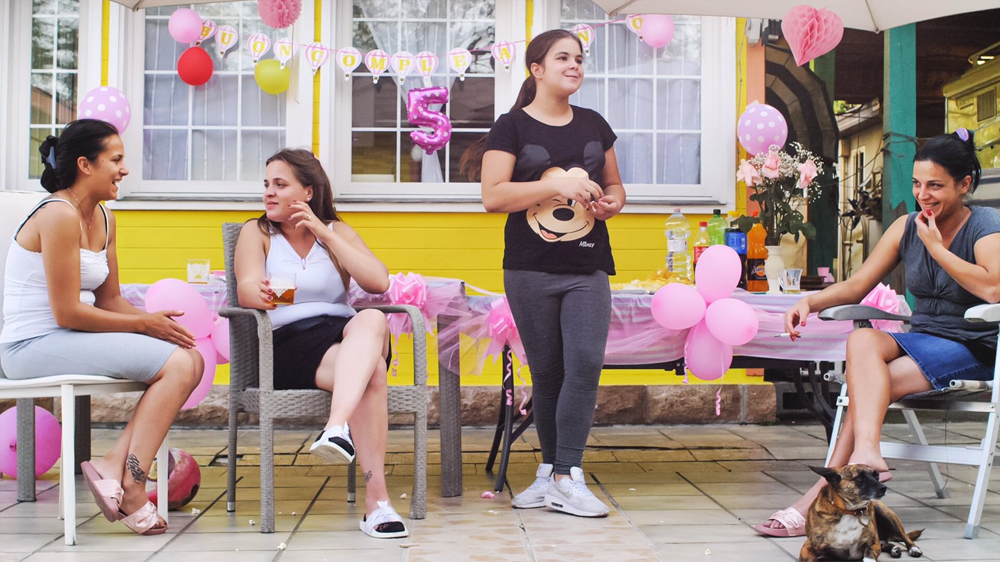 Syntolkning: Fyra unga kvinnor på barnkalas med ballonger.