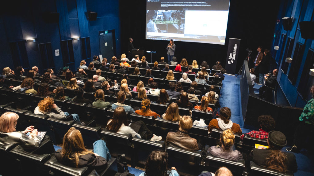 Syntolkning: En fullsatt biografsalong.