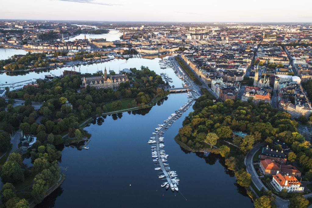 Stockholm med nationalstadsparken och innerstaden i grönska.