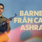 Ung pojke med militäruniform och automatvapen i händerna tittar in i kameran. Text i bild: 