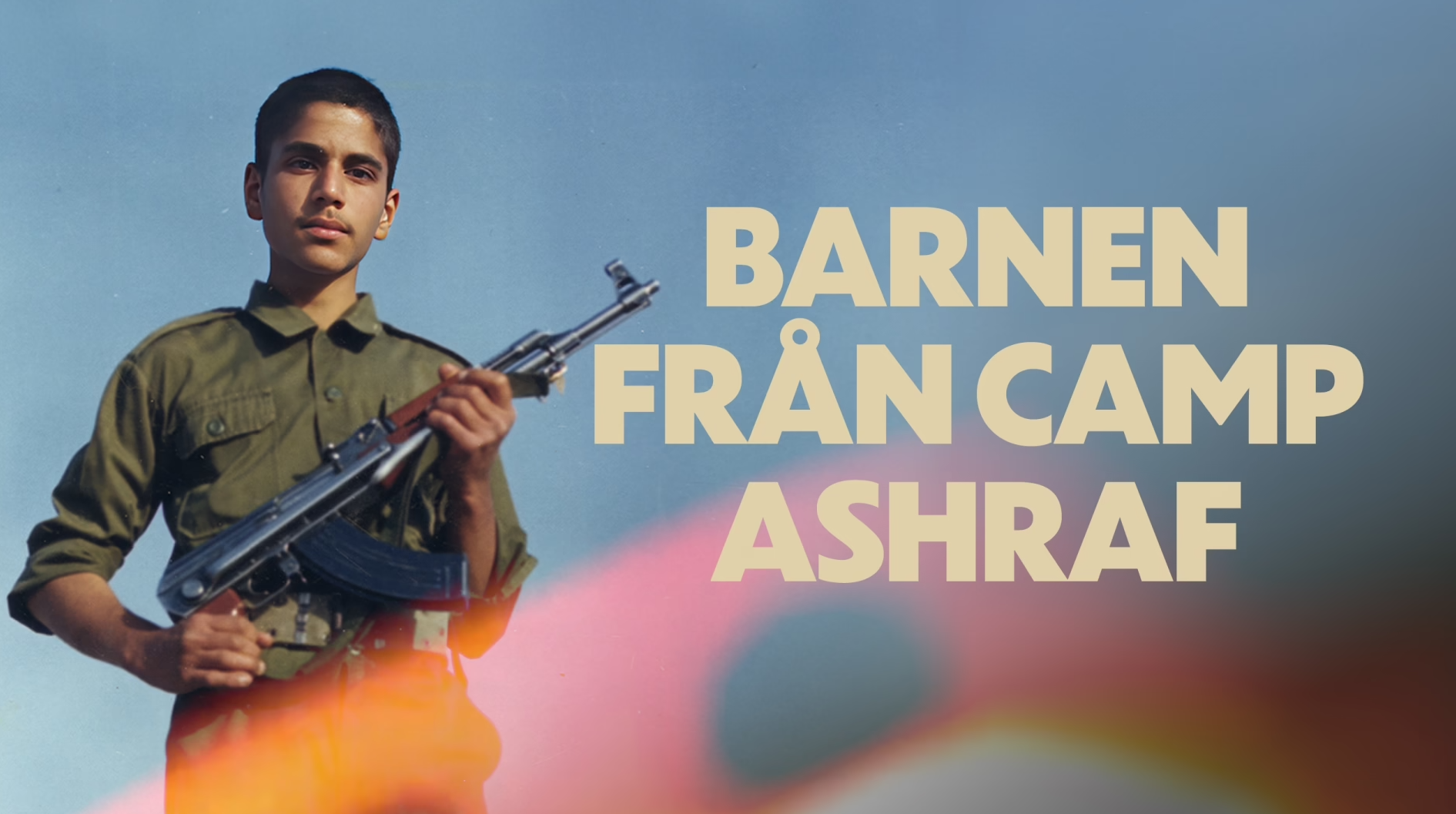 Ung pojke med militäruniform och automatvapen i händerna tittar in i kameran. Text i bild: 