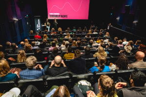 En fullsatt biografsalong sedd bakifrån. På duken syns texten "Stockholm Talents".