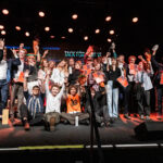 Gruppbild på jublande människor.