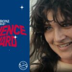 Närbild på ung kvinna intill en inklippt skylt med texten 