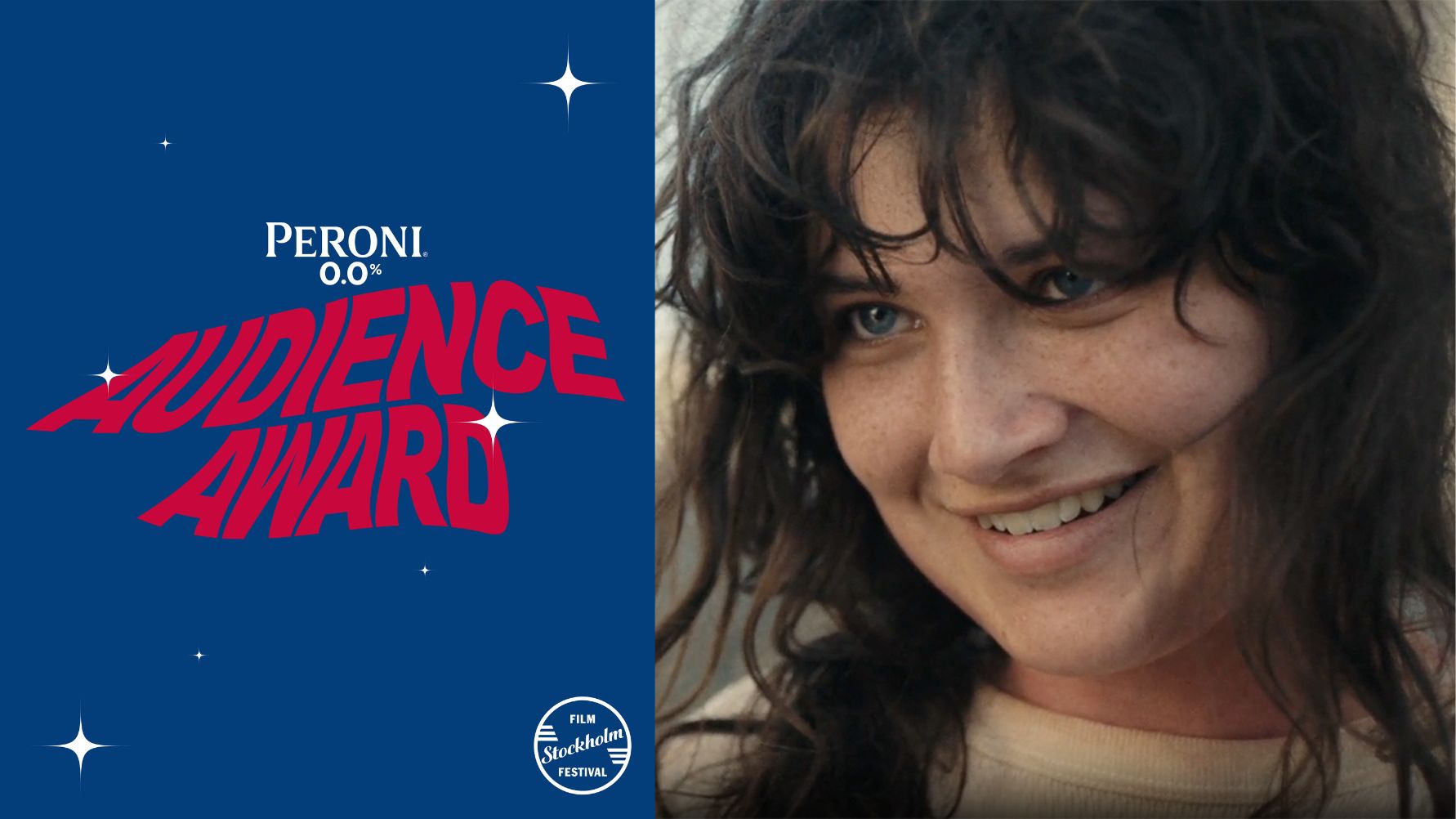 Närbild på ung kvinna intill en inklippt skylt med texten 