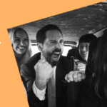 Jublande personer i en bil.