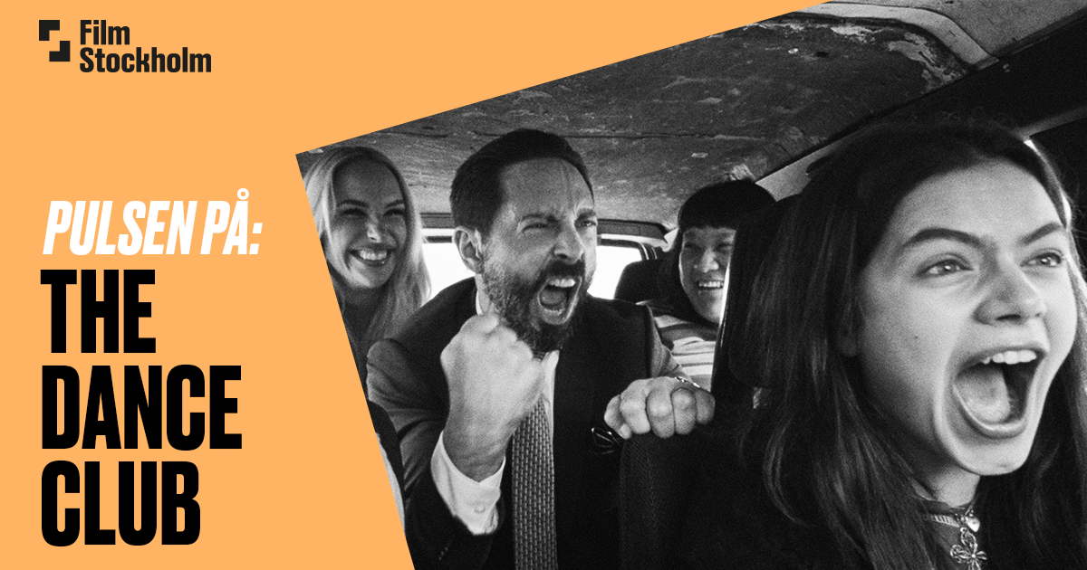 Jublande personer i en bil.