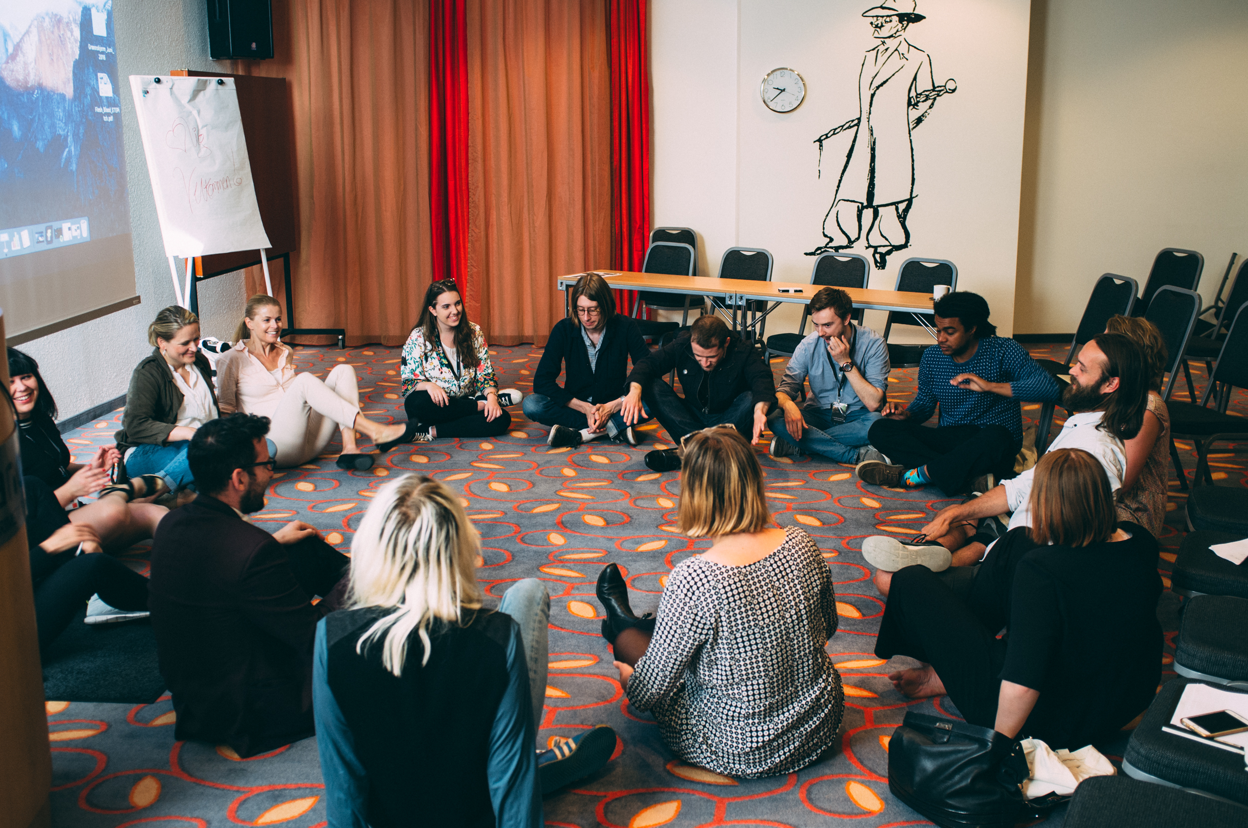 Ett antal unga personer sitter i en ring.