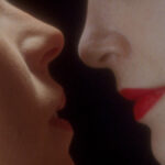 Närbild på två munnar som är på väg att kyssas.