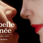 Närbild på två kvinnoansikten som närmar sig varandra. Över bilden står texten 