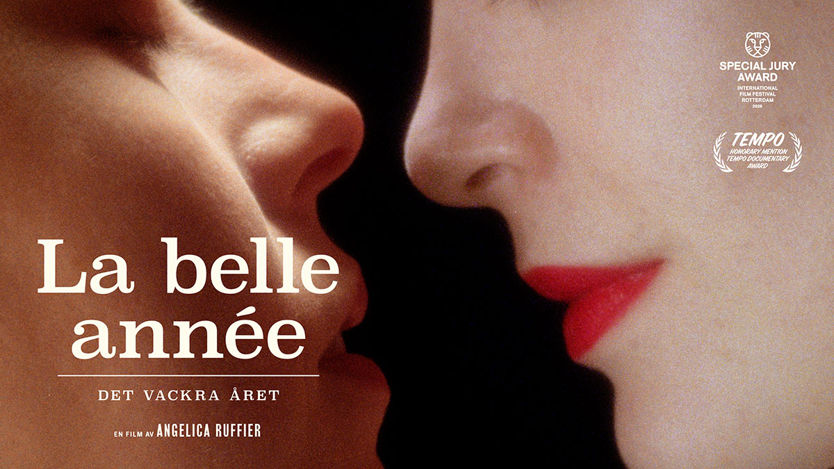 Närbild på två kvinnoansikten som närmar sig varandra. Över bilden står texten 