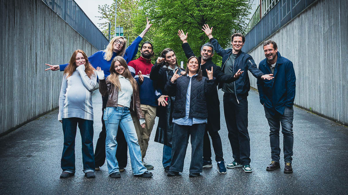 Gruppbild på nio personer.
