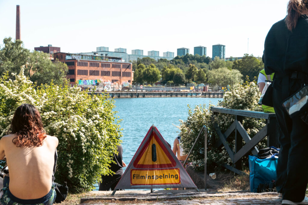 Filminspelning på Reimersholme i ett grönt Sommarstockholm