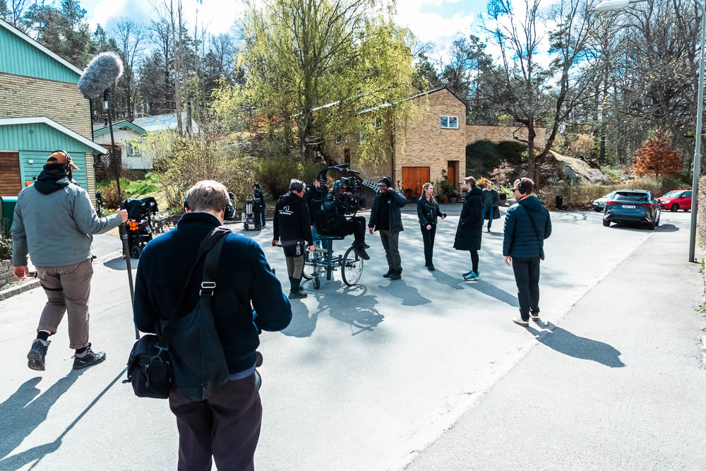 Filmteam arbetar i ett villaområde.