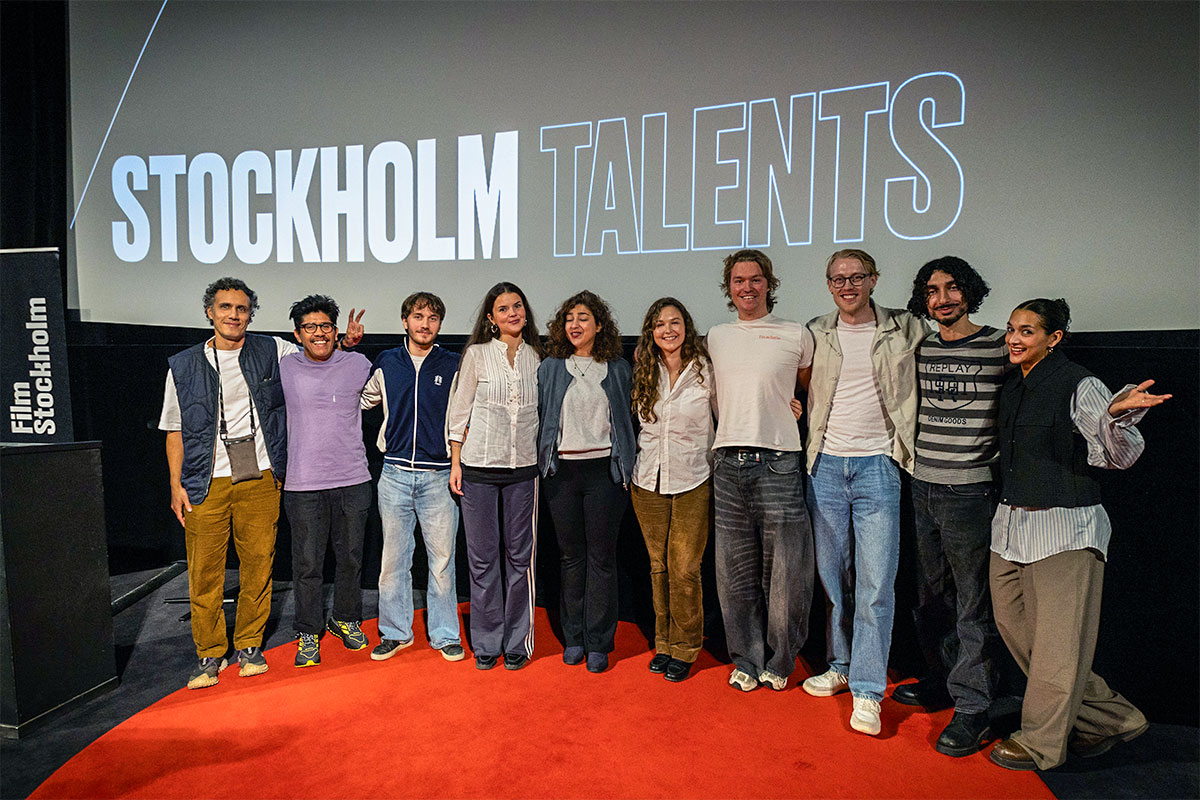 Gruppbild i framför en filmduk med med texten "Stockholm Talents".